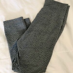 Lululemon Gray and Black Wunder under Crop, size